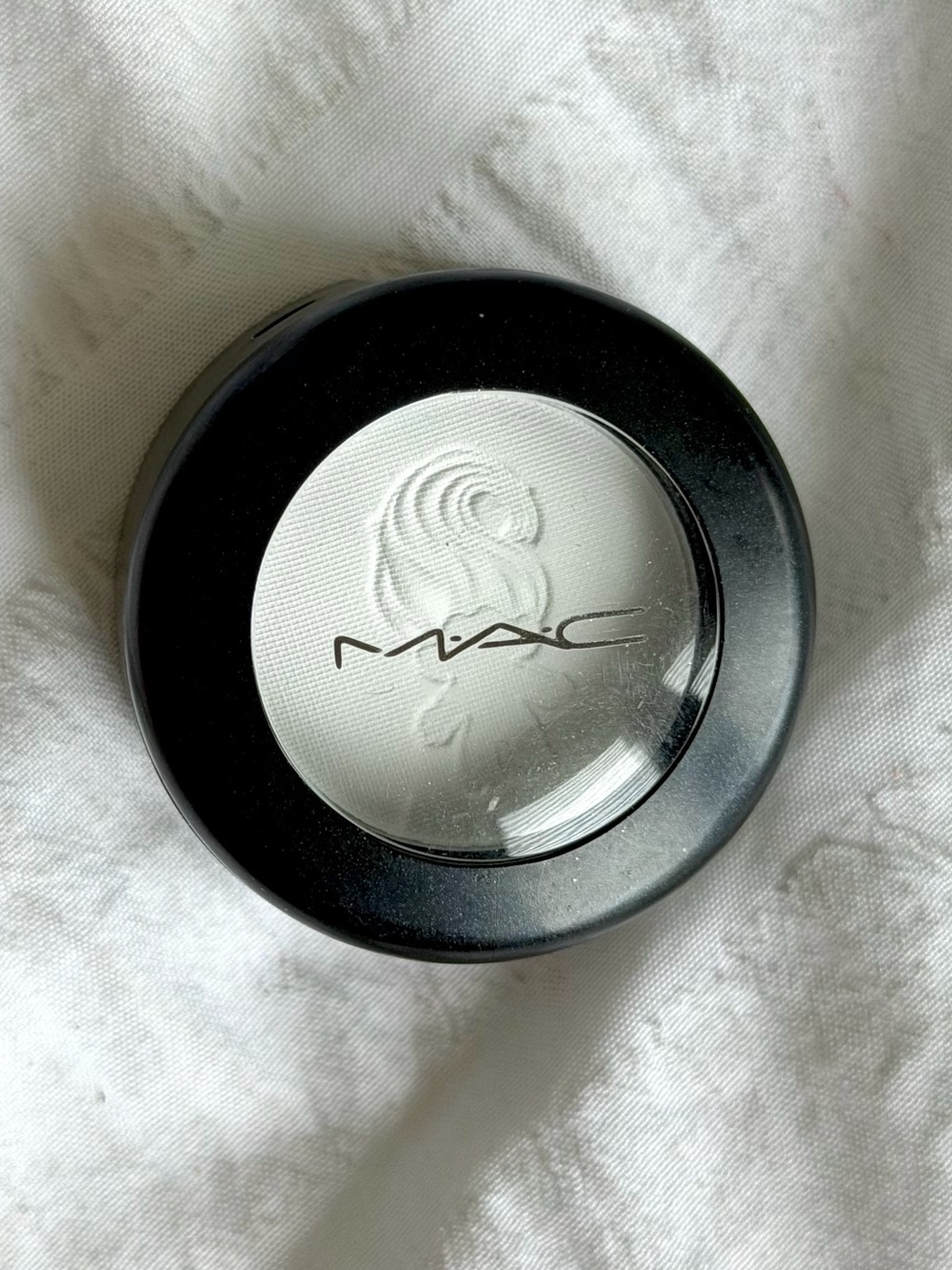MAC Cosmetics -troll collection-White Eyeshadow - Bright White -“ silly vanilly”